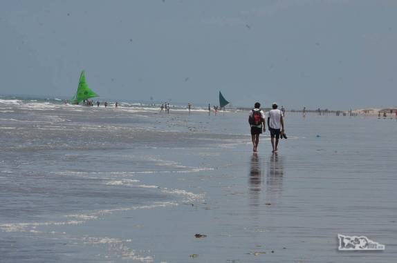 Perto de Canoa Quebrada, com movimento cada vez mais intenso de turistas, no litoral do Ceará